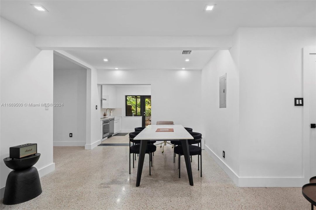 En Venta: $925,000 (3 camas, 2 baños, 1208 Pies cuadrados)