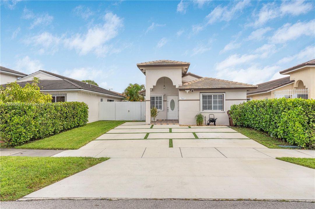 For Sale: $565,000 (3 beds, 2 baths, 1451 Square Feet)