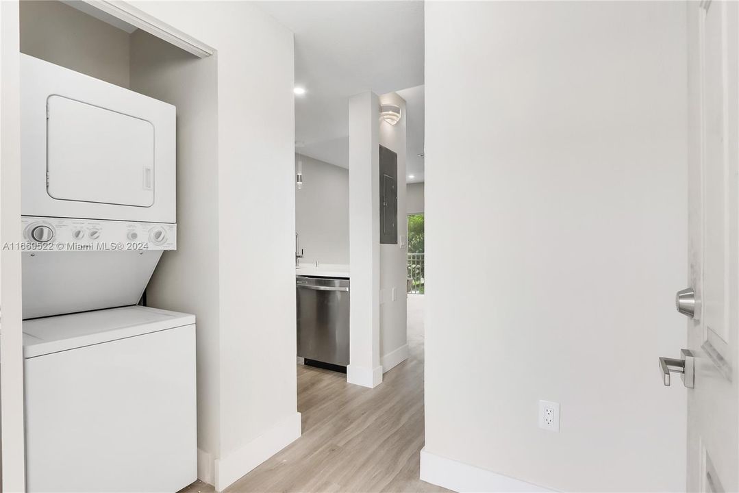 For Sale: $359,000 (2 beds, 2 baths, 940 Square Feet)