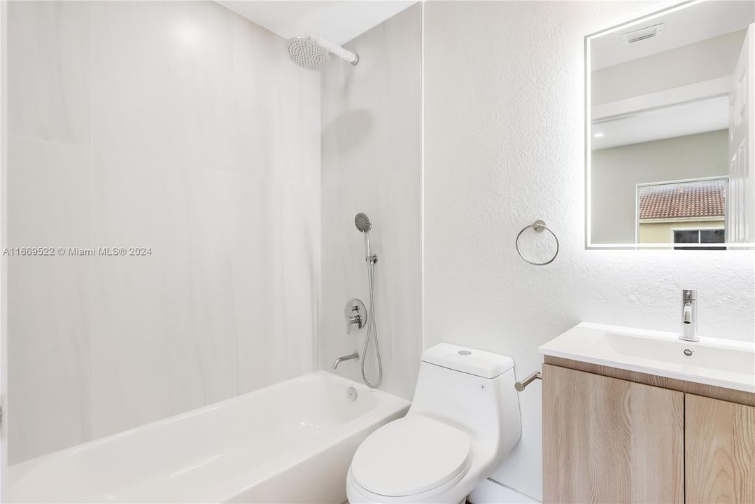 For Sale: $359,000 (2 beds, 2 baths, 940 Square Feet)