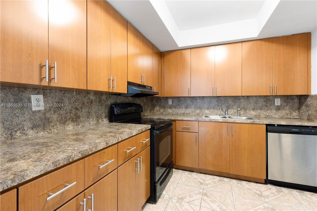 For Sale: $525,000 (4 beds, 2 baths, 1943 Square Feet)