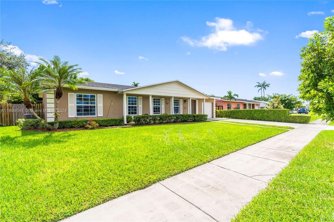 For Sale: $700,000 (3 beds, 2 baths, 1323 Square Feet)