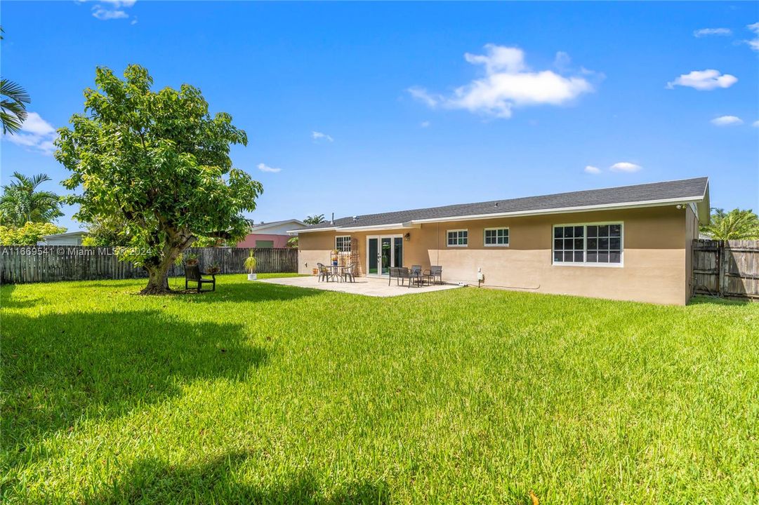 For Sale: $700,000 (3 beds, 2 baths, 1323 Square Feet)