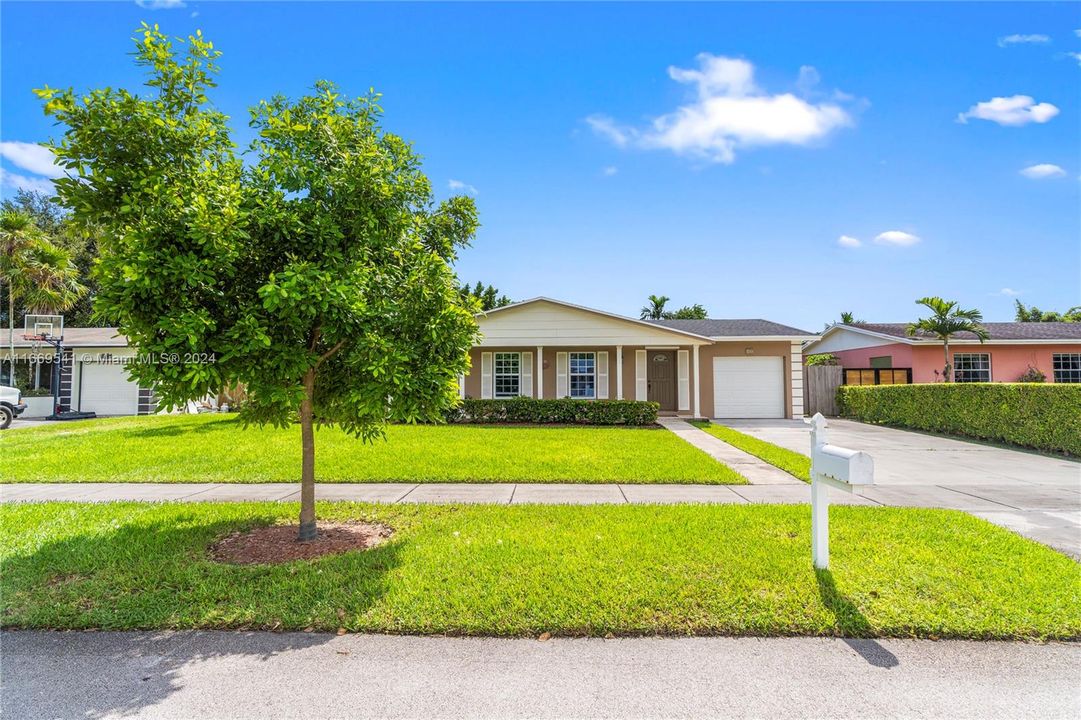 For Sale: $700,000 (3 beds, 2 baths, 1323 Square Feet)