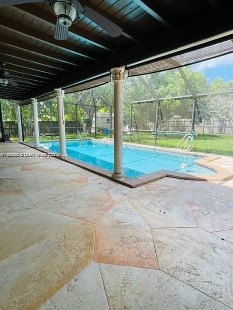 En Renta: $4,950 (4 camas, 3 baños, 2015 Pies cuadrados)