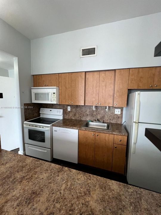 For Rent: $2,200 (2 beds, 2 baths, 830 Square Feet)