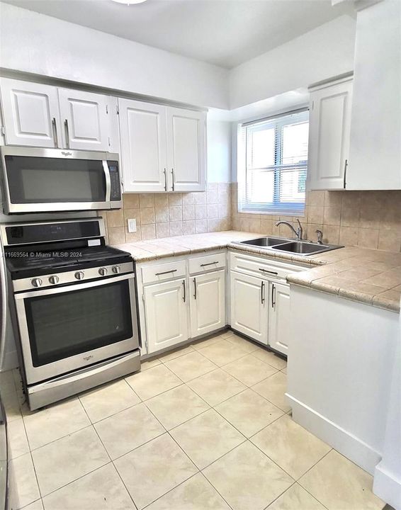 For Rent: $2,400 (2 beds, 1 baths, 849 Square Feet)