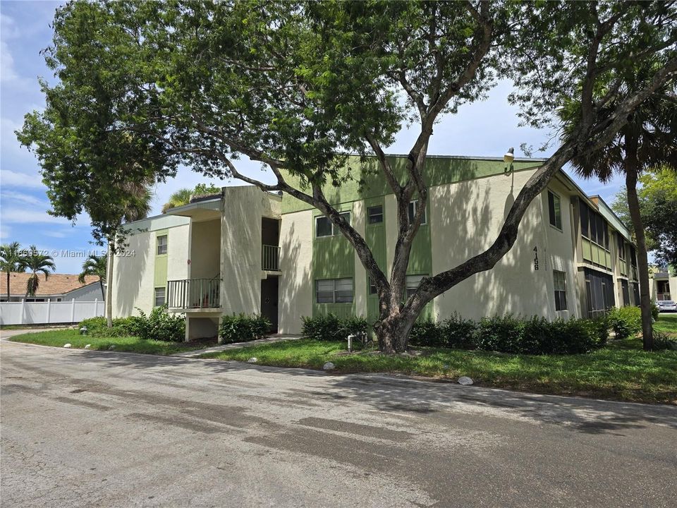 For Sale: $225,000 (2 beds, 2 baths, 1070 Square Feet)