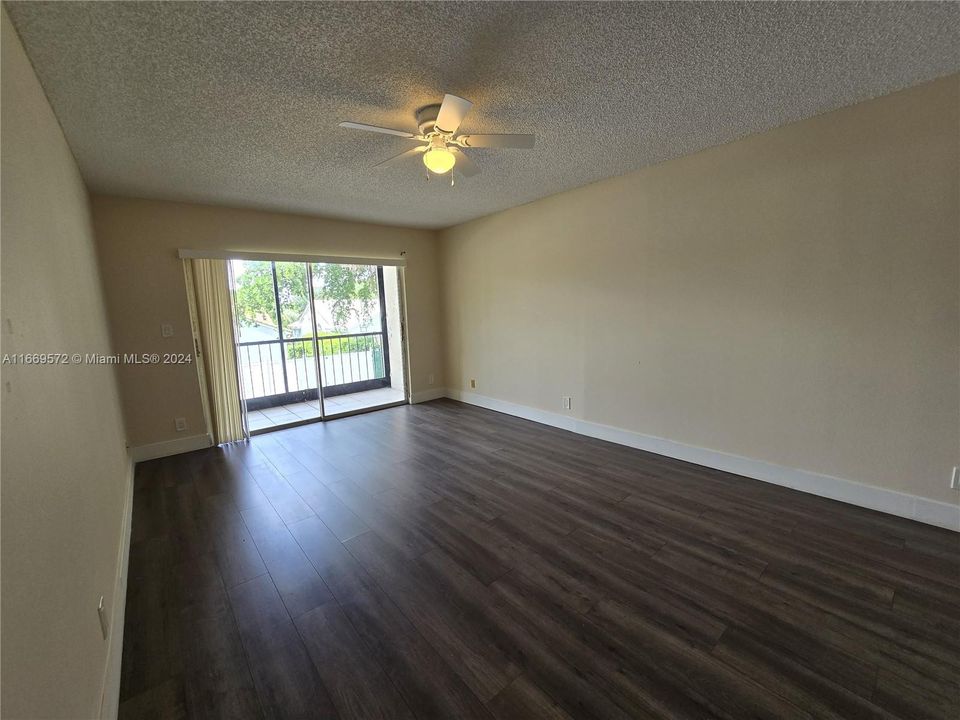 For Sale: $225,000 (2 beds, 2 baths, 1070 Square Feet)