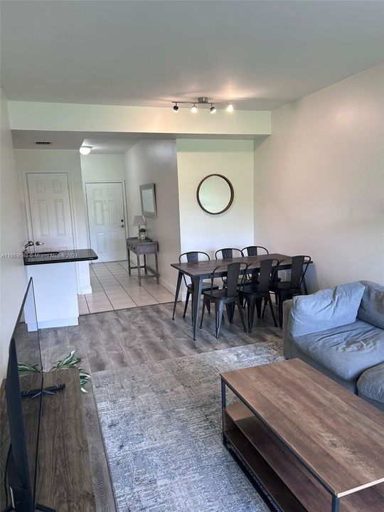 For Rent: $4,500 (2 beds, 2 baths, 975 Square Feet)