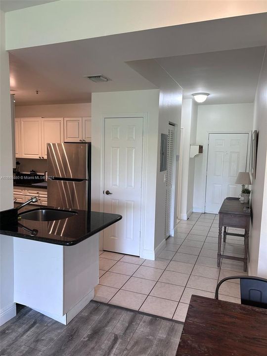 For Rent: $4,500 (2 beds, 2 baths, 975 Square Feet)