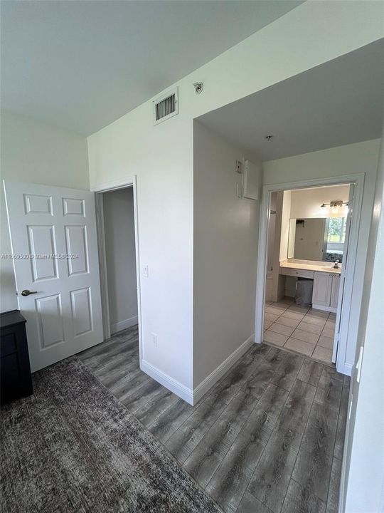 For Rent: $4,500 (2 beds, 2 baths, 975 Square Feet)