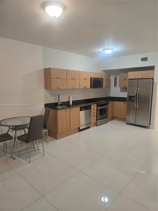 For Rent: $2,800 (1 beds, 1 baths, 740 Square Feet)