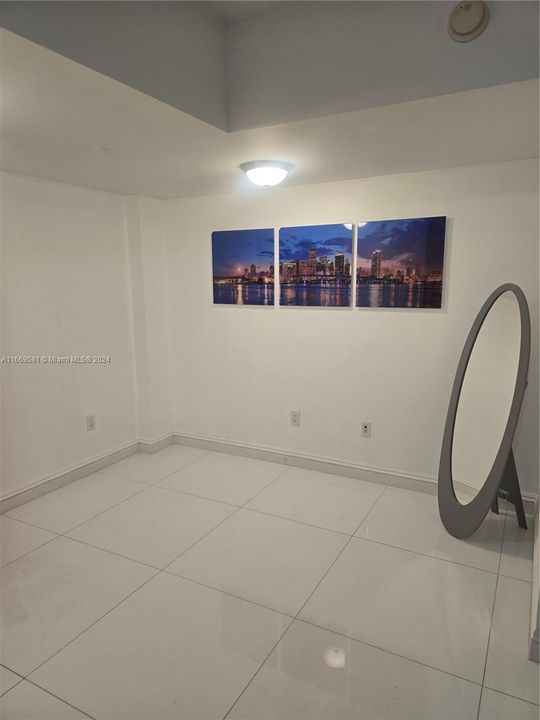 For Rent: $2,800 (1 beds, 1 baths, 740 Square Feet)