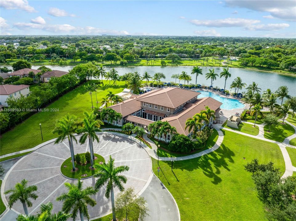 Clubhouse with gym, olympic pool, green area walking trails along the lake.