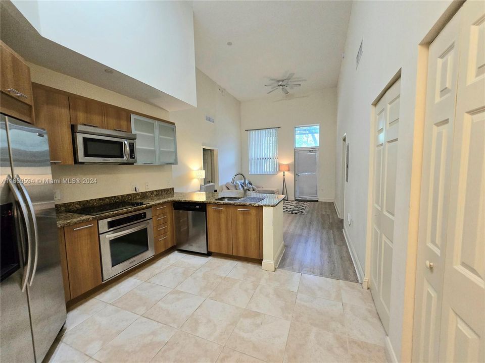 For Sale: $375,000 (2 beds, 2 baths, 998 Square Feet)