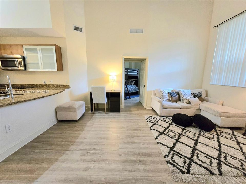 For Sale: $375,000 (2 beds, 2 baths, 998 Square Feet)