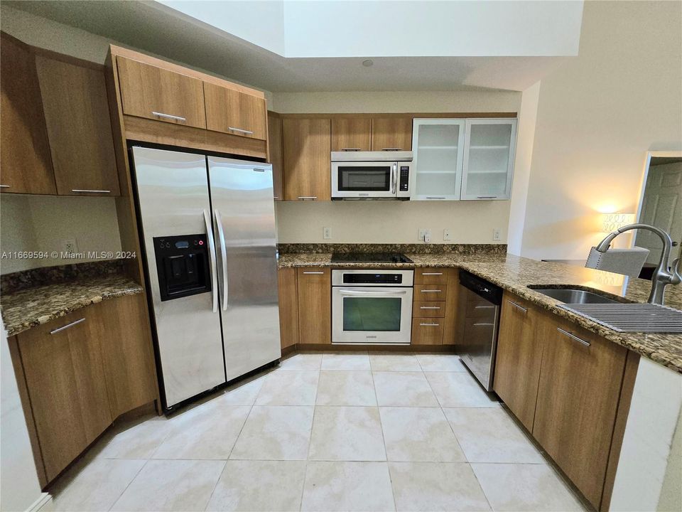 For Sale: $375,000 (2 beds, 2 baths, 998 Square Feet)