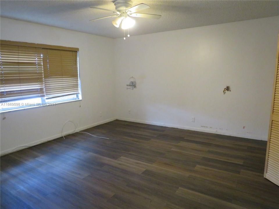 For Sale: $165,000 (3 beds, 2 baths, 1400 Square Feet)