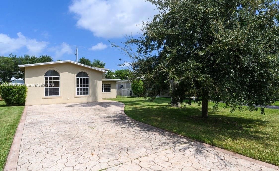 For Sale: $572,000 (3 beds, 2 baths, 1408 Square Feet)