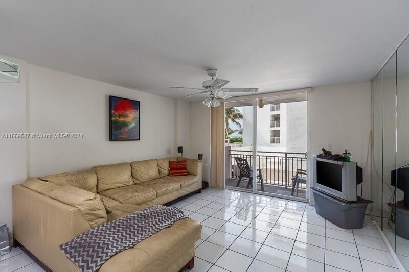 For Sale: $525,000 (1 beds, 1 baths, 659 Square Feet)