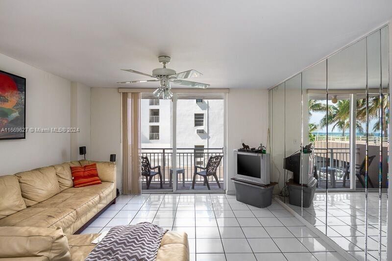 For Sale: $525,000 (1 beds, 1 baths, 659 Square Feet)