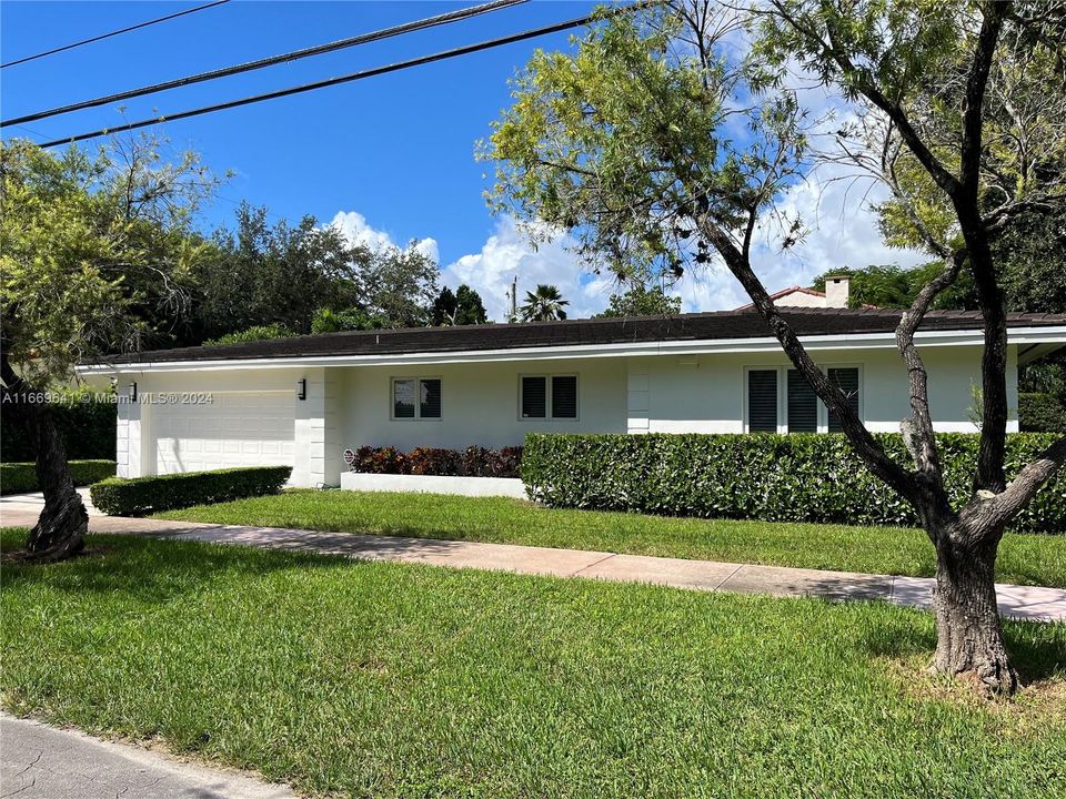 For Sale: $2,055,000 (3 beds, 2 baths, 1789 Square Feet)