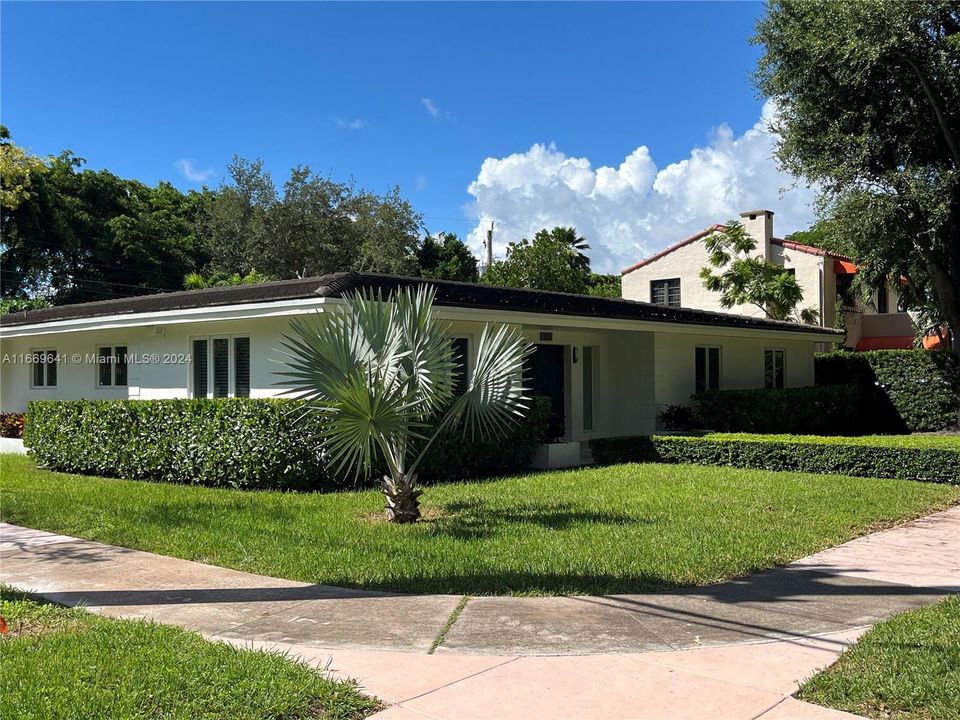 For Sale: $2,055,000 (3 beds, 2 baths, 1789 Square Feet)