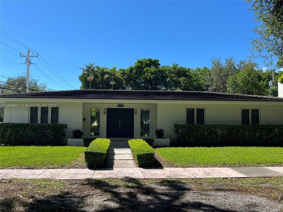 For Sale: $2,055,000 (3 beds, 2 baths, 1789 Square Feet)