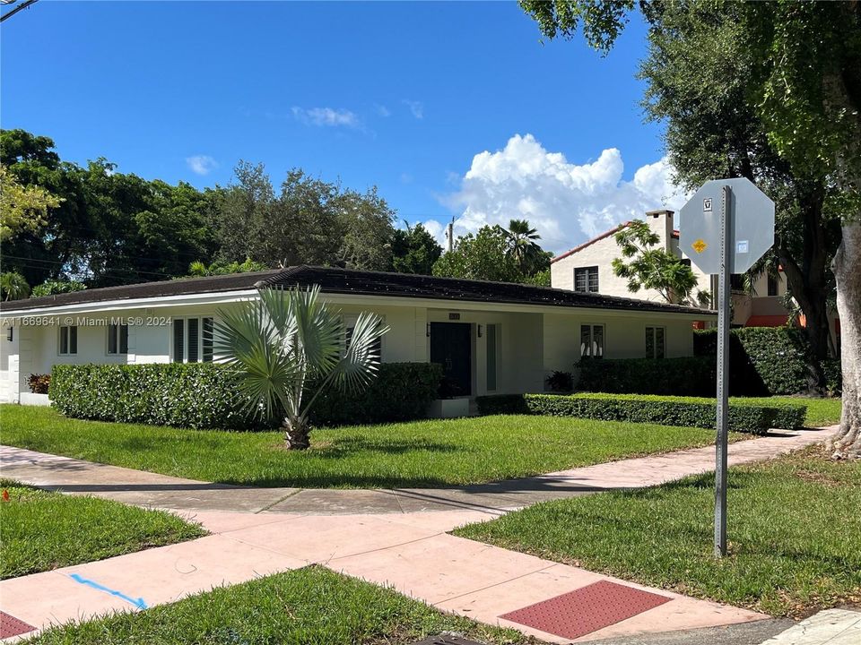 For Sale: $2,055,000 (3 beds, 2 baths, 1789 Square Feet)