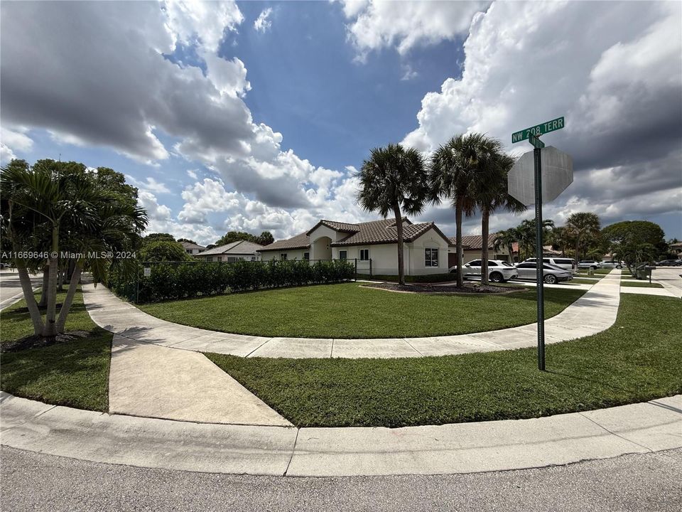 Active With Contract: $675,000 (4 beds, 2 baths, 1600 Square Feet)