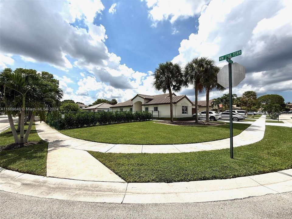 Active With Contract: $675,000 (4 beds, 2 baths, 1600 Square Feet)