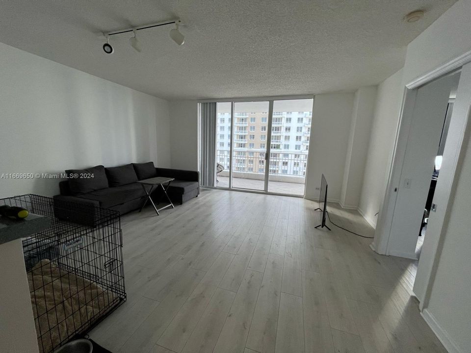 For Sale: $520,000 (1 beds, 1 baths, 806 Square Feet)