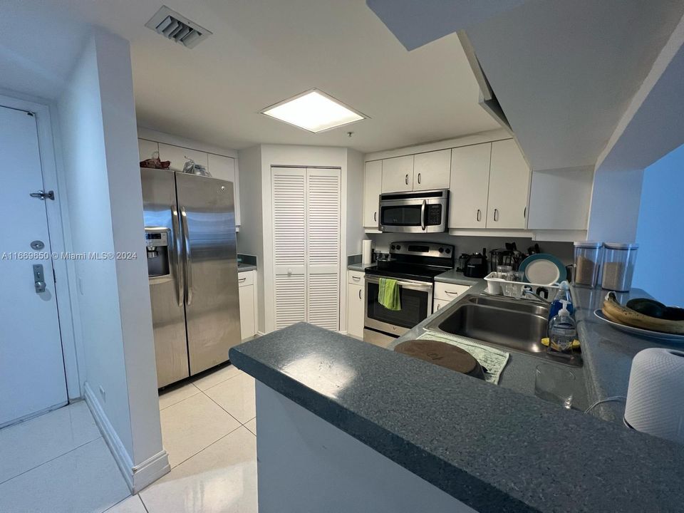 For Sale: $520,000 (1 beds, 1 baths, 806 Square Feet)