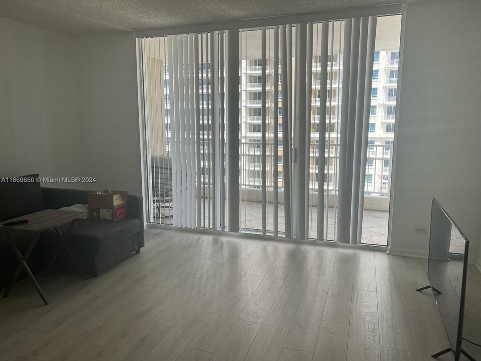 For Sale: $520,000 (1 beds, 1 baths, 806 Square Feet)