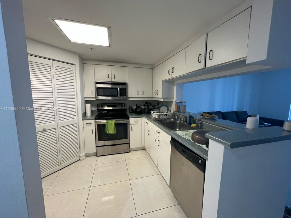 For Sale: $520,000 (1 beds, 1 baths, 806 Square Feet)