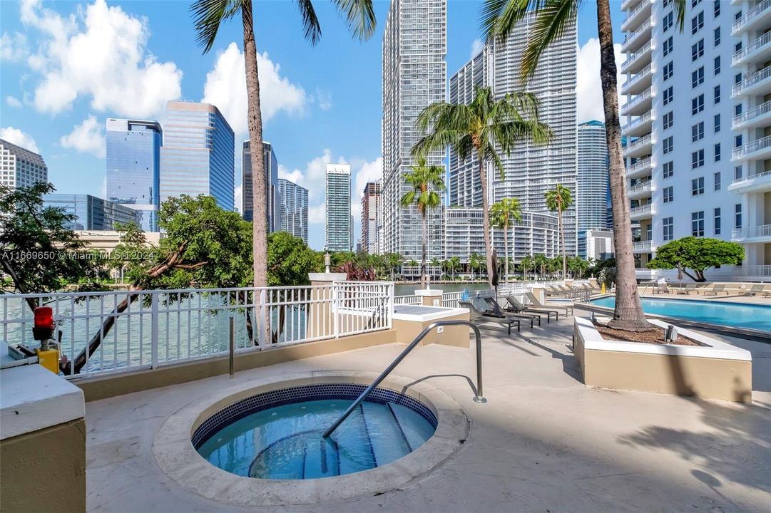 For Sale: $520,000 (1 beds, 1 baths, 806 Square Feet)