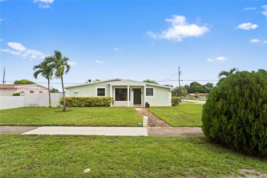 For Sale: $495,000 (3 beds, 1 baths, 1096 Square Feet)