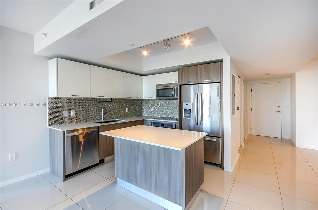 For Sale: $569,500 (2 beds, 2 baths, 1052 Square Feet)