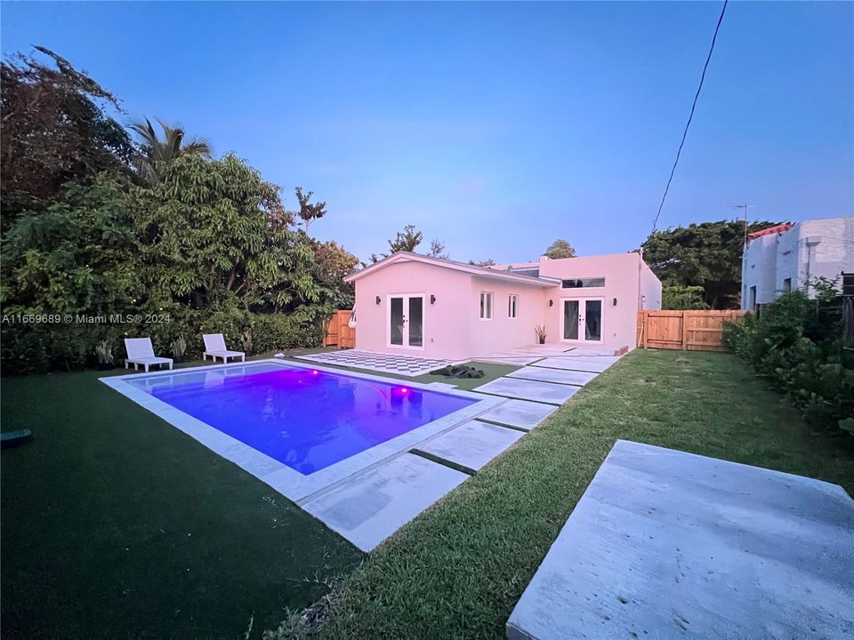 En Venta: $1,475,000 (4 camas, 3 baños, 1952 Pies cuadrados)