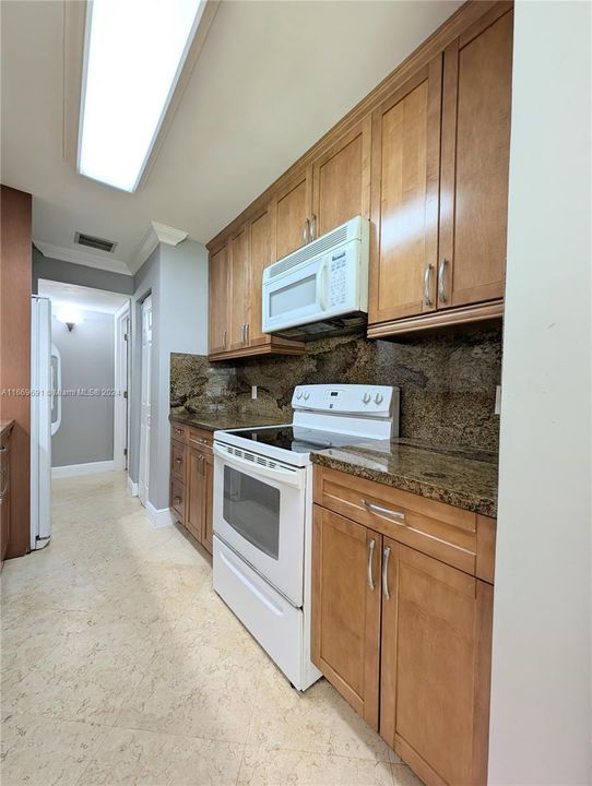 For Sale: $330,000 (2 beds, 2 baths, 1019 Square Feet)