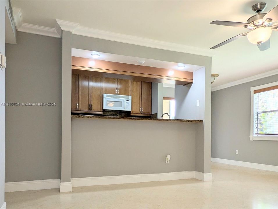 For Sale: $330,000 (2 beds, 2 baths, 1019 Square Feet)