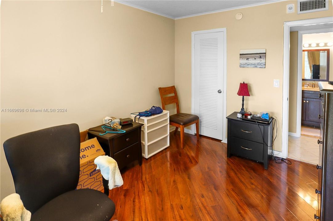 For Sale: $195,000 (2 beds, 2 baths, 820 Square Feet)