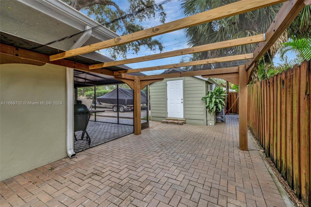 Screened Porch & patio w/ Sunshades & Shade Pergola