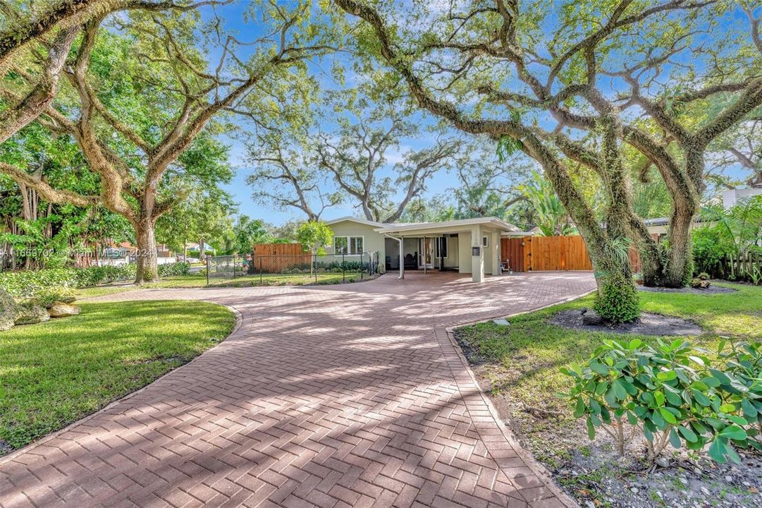 For Sale: $725,000 (2 beds, 2 baths, 1223 Square Feet)