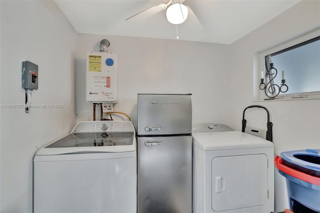 For Sale: $725,000 (2 beds, 2 baths, 1223 Square Feet)