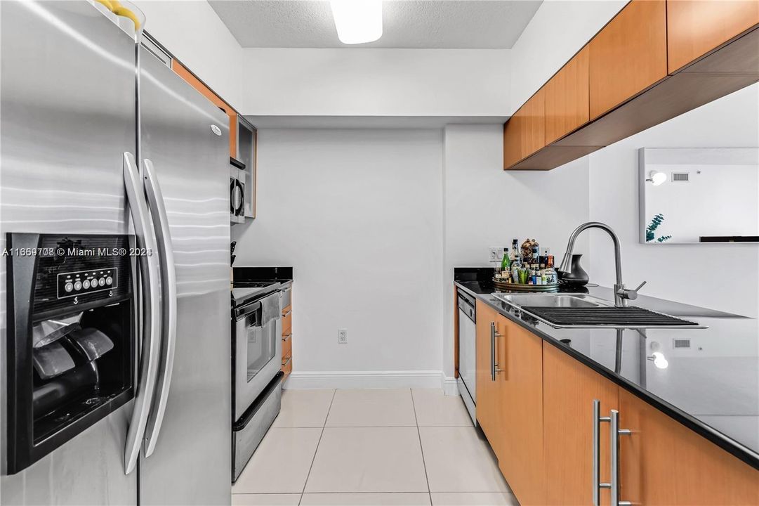 For Sale: $395,000 (1 beds, 1 baths, 825 Square Feet)