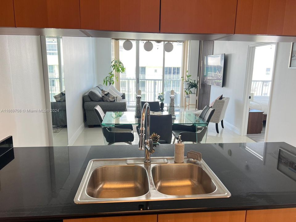 For Sale: $395,000 (1 beds, 1 baths, 825 Square Feet)