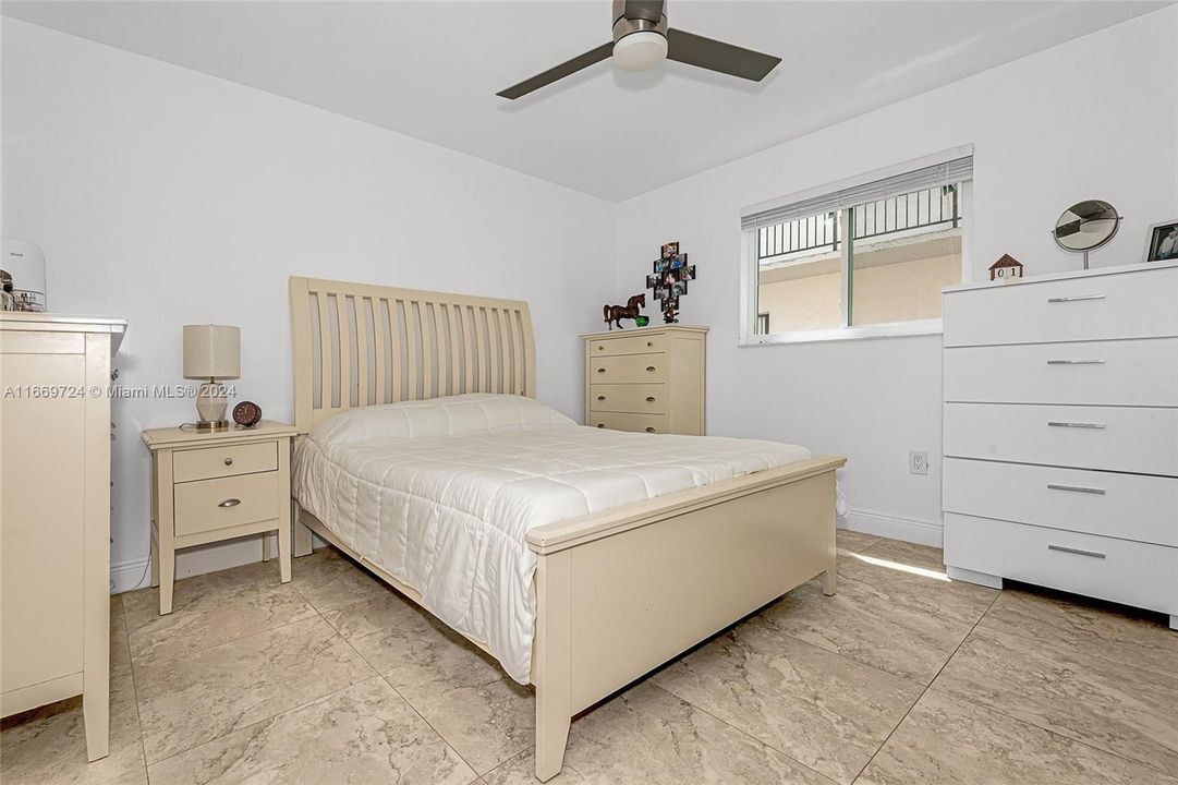 For Sale: $279,900 (2 beds, 2 baths, 890 Square Feet)