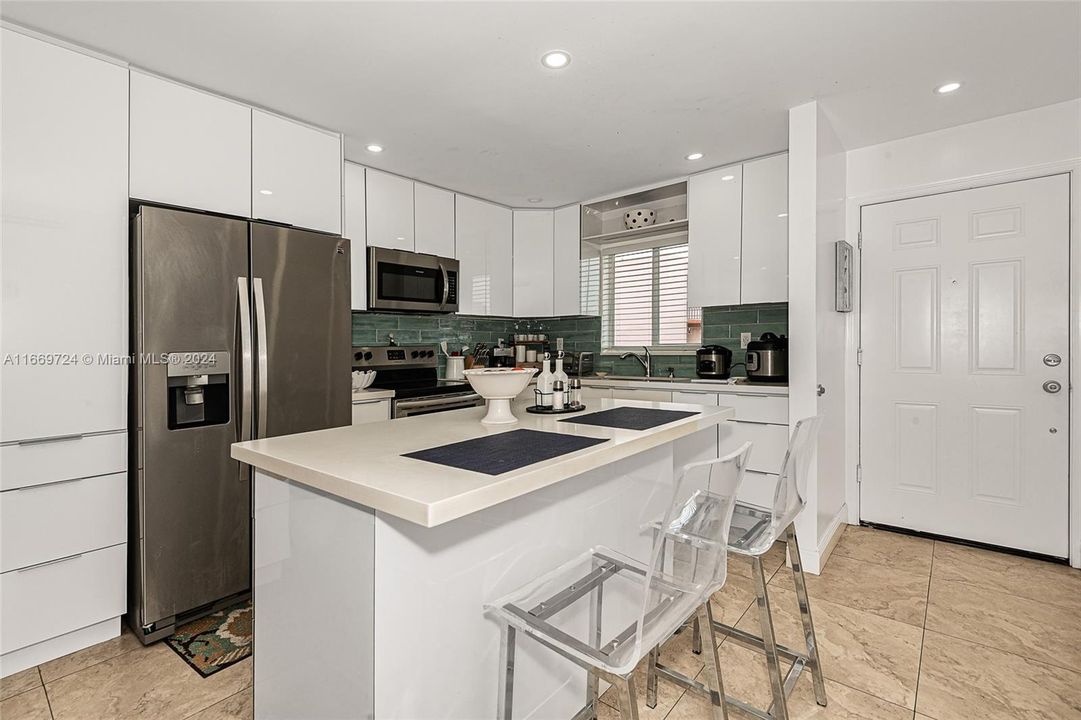 For Sale: $279,900 (2 beds, 2 baths, 890 Square Feet)